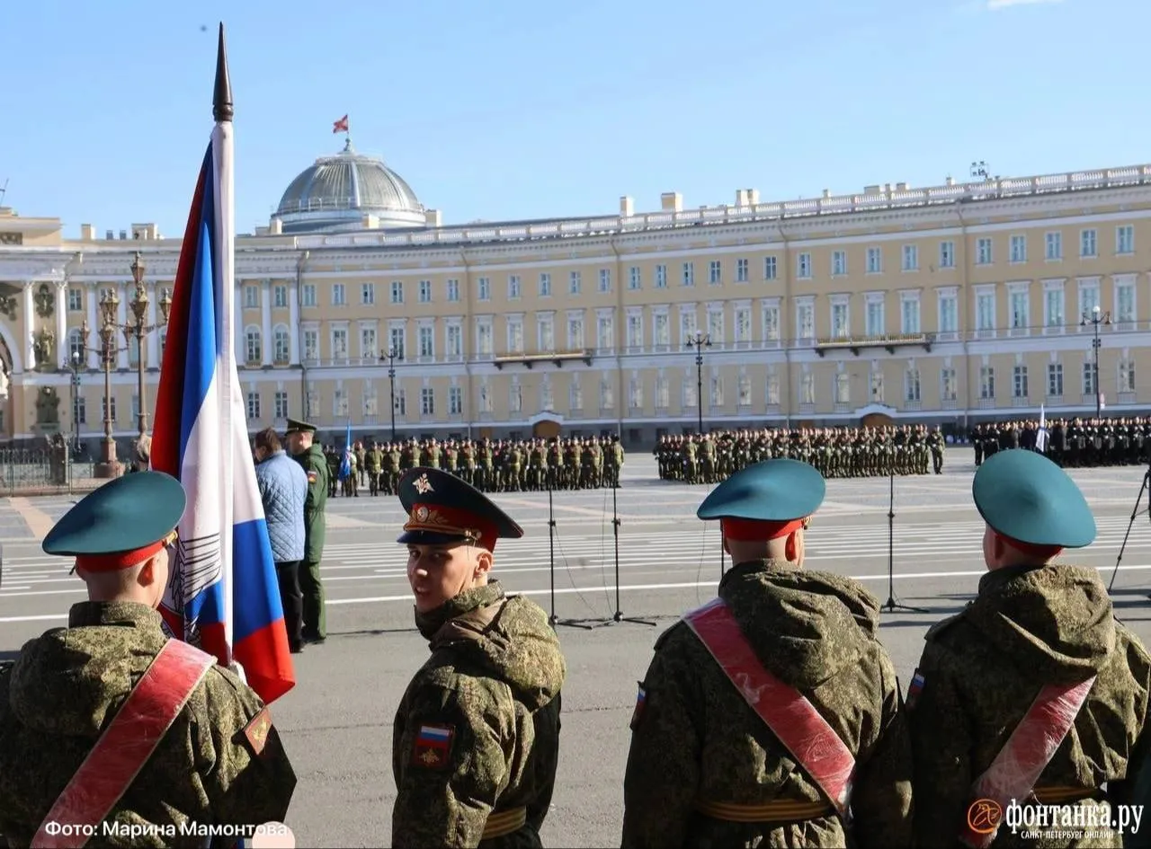 Число зрителей парада на Дворцовой площади сократят примерно в 18 раз стало известно Фонтанке Вместо изначально запланированных 5 6 тысяч гостей три трибуны смотровая площадка будет всего одна трибуна на примерно 300 мест Смотровую площадку на несколько тысяч человек отменят полностью Решение приняли после совещания по безопасности с участием губернатора и врио командующего ЛенВО В Петербурге репетиции парада уже идут но пока только задействованы пешие колонны Напомним ранее стало известно что военная техника не будет принимать участие в параде на Красной площади в Москве Telegram Все каналы Фонтанки Max