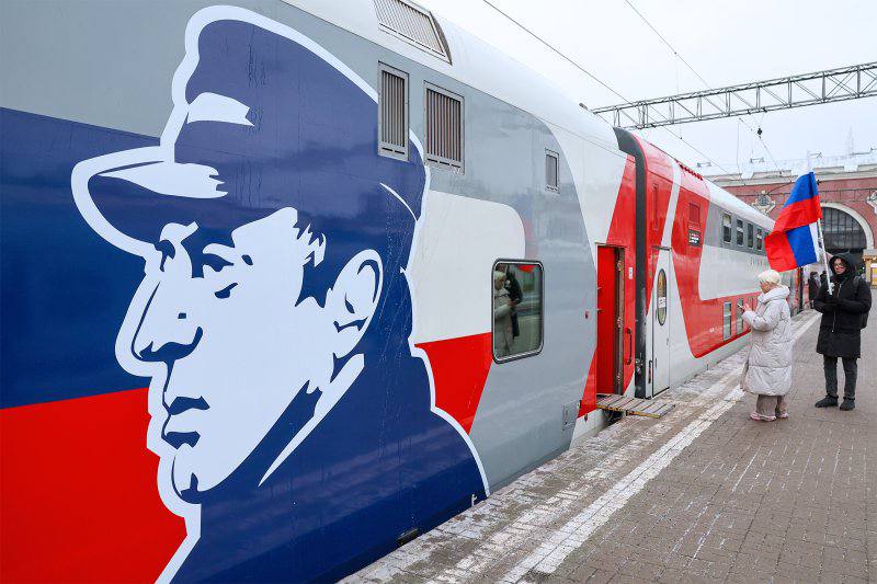 На маршрут Москва Адлер вышел поезд к 80 летию Жириновского В вагоне его любимые книги и блюда С Казанского вокзала в Москве отправился в первый рейс поезд с брендированным вагоном Россия Жириновский Проект посвящён 80 летию со дня рождения основателя ЛДПР Вагон украшен профильным изображением и автографом политика В купе размещены его цитаты и фотографии а в мини библиотеке собраны основные труды В вагоне ресторане пассажирам предложат меню из любимых блюд Жириновского например лагман плов с курицей или творожную запеканку Поезд с памятным вагоном будет курсировать по маршруту Москва Адлер Всего до конца 2026 года по трём направлениям Москва Владивосток Москва Казань и Москва Адлер запустят 18 тематических составов kvadratnymaster Фото ТАСС