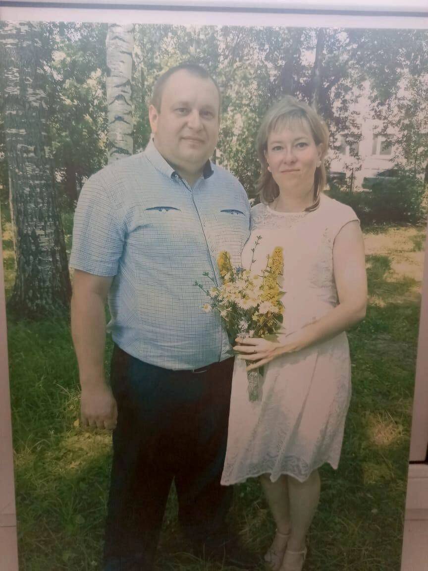 В Нижегородской области роженица пережила клиническую смерть из за врачебной ошибки предварительно ей неправильно установили кислородную трубку в трахею после кесарева сечения Как сообщают СМИ 39 летняя женщина поступила в роддом Уреня в конце ноября 2025 года Беременность протекала без осложнений операция была плановой Во время анестезии и интубации у женщины остановились дыхание и сердце Предварительно клиническая смерть длилась около 10 минут Ребёнка удалось спасти женщину реанимировали и перевели в больницу в Нижний Новгород Сейчас состояние роженицы остаётся крайне тяжёлым У женщины произошло поражение коры головного мозга на фоне кислородного голодания Она почти 2 месяца в вегетативном состоянии и останется инвалидом В минздраве Нижегородской области сообщили что проводят проверку качества оказания медицинской помощи пациентке Также решается вопрос перевода женщины в федеральный научно клинический центр реабилитации в Москве Ситуация находится на контроле главных внештатных специалистов министерства Подписаться на нас в MAX