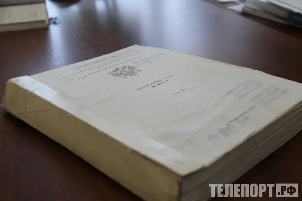 Спрятал в белье на вокзале служебная собака обнаружила гашишное масло на досмотре у мужчины Обвиняемый собрал верхушки дикорастущей конопли изготовил для личного пользования наркотик и хотел вместе с ним уехать в другой регион Следователи Благовещенского линейного отдела МВД России на транспорте завершили расследование уголовного дела в отношении ранее судимого 31 летнего жителя Благовещенского муниципального округа Мужчине предъявлено обвинение в совершении преступления предусмотренного частью 2 статьи 228 Уголовного кодекса Российской Федерации В ходе расследования выяснилось что в сентябре этого года обвиняемый зная где растет дикорастущая конопля отправился в одно из таких мест Там он собрал верхушки растений из которых изготовил наркотическое средство для личного употребления путем курения Этот наркотик он хранил у себя дома Затем планируя поездку в другой регион на поезде злоумышленник спрятал наркотик в латексном изделии и прикрепил его к внутренней стороне нижнего белья На вокзале станции Благовещенск его задержали сотрудники транспортной полиции С помощью служебной собаки они обнаружили у него запрещенные вещества В результате личного досмотра у мужчины изъяли гашишное масло весом более 38 граммов Транспортная полиция Забайкальского края сообщила что обвиняемый полностью признал свою вину и искренне раскаялся в содеянном Уголовное дело с утвержденным прокурором обвинительным заключением направлено в суд для рассмотрения по существу ТЕЛЕПОРТ РФ здесь все об Амурской области  Мы в МАХ  Написать нам