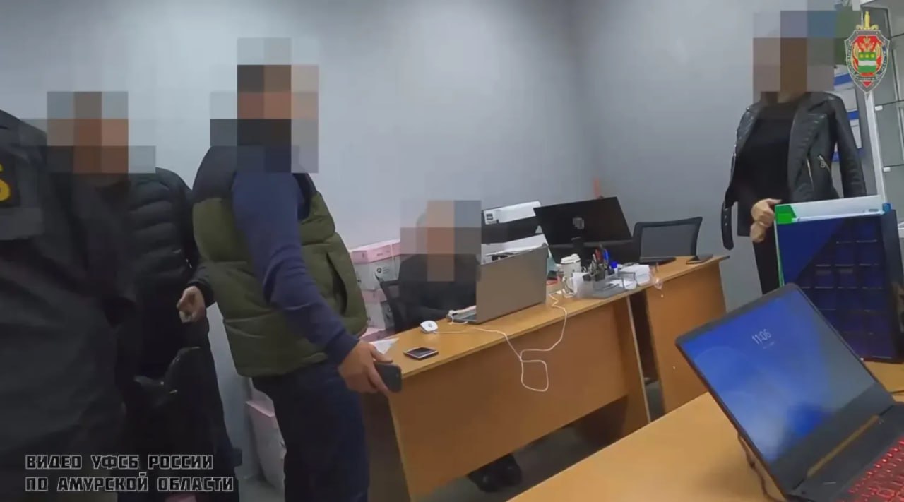 Экзамены для мигрантов проводили с нарушениями в Амурской области Благовещенский городской суд рассмотрел уголовное дело организаторов фиктивных экзаменов для иностранцев. Кс., Кд., Т. и С. совершили преступление, предусмотренное п. "а" ч. 2 ст. 322.1 УК РФ организация незаконного пребывания иностранцев в РФ . С марта по август 2023 года индивидуальный предприниматель, переводчик и двое экзаменаторов организовали фиктивную сдачу экзаменов по русскому языку, истории России и основам законодательства с целью получения сертификатов для оформления патентов на работу. Злоумышленники создали видимость легальной деятельности: арендовали офисы в Благовещенске и Свободном и заключили договоры с РГПУ имени А.И. Герцена. Однако экзамены проводили с нарушениями: мигрантам, не знавшим русского языка, давали подсказки, а ответы за них выбирали экзаменаторы. Впоследствии благодаря фальшивым сертификатам семеро граждан Узбекистана и Таджикистана получили патенты на работу. Это позволило им незаконно находиться в России. "Виновным назначено следующее наказание: Кс. - 2,5 года лишения свободы условно и штраф 150 тысяч рублей; Кд. - 2 года 2 месяца лишения свободы условно; Т. и С. - по 2 года лишения свободы условно. Всем осужденным назначен испытательный срок 2 года", - сообщает пресс-служба Благовещенского городского суда. ТЕЛЕПОРТ.РФ – здесь все об Амурской области Написать нам