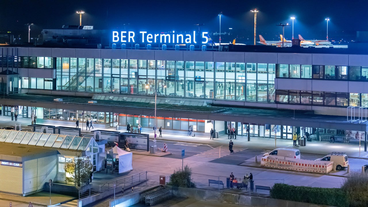 Аэропорт Берлина BER останется закрытым и 6 февраля из за сильной гололедицы Сроки возобновления взлетов и посадок пока не определены Как сообщается на сайте аэропорта в настоящее время выполнение рейсов невозможно из за погодных условий Снег и ледяной дождь обрушившиеся на регион в четверг привели к массовым отменам авиарейсов По данным пресс службы BER из 180 запланированных к полудню 5 февраля вылетов были отменены как минимум 35 позднее число отмен выросло еще на несколько десятков Сложная погодная обстановка затронула и наземный транспорт Дороги и автомагистрали в Берлине и федеральной земле Бранденбург оказались покрыты льдом что существенно осложнило движение Поздно вечером 5 февраля на автомагистрали недалеко от столицы Германии произошла крупная авария с участием нескольких автомобилей грузовика и двух микроавтобусов В результате ДТП пострадали 19 человек трое из них были госпитализированы сообщает агентство dpa