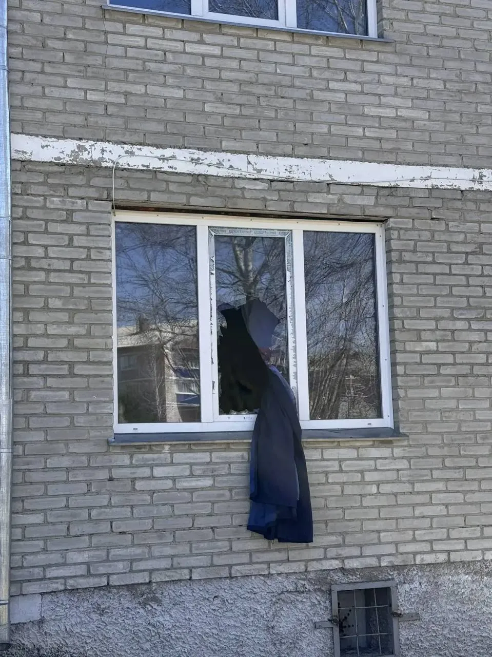 Трое детей погибли при пожаре в Красноярском крае В поселке Дубинино Шарыповского округа загорелась квартира в трехэтажном доме где жила семья с пятью детьми Огонь охватил 35 квадратных метров из за короткого замыкания пока отец был на работе а мать вышла в магазин Спасатели потушили пламя но трое малышей одного года трех и четырех лет погибли Подробнее на Бабре красноярск kras 24