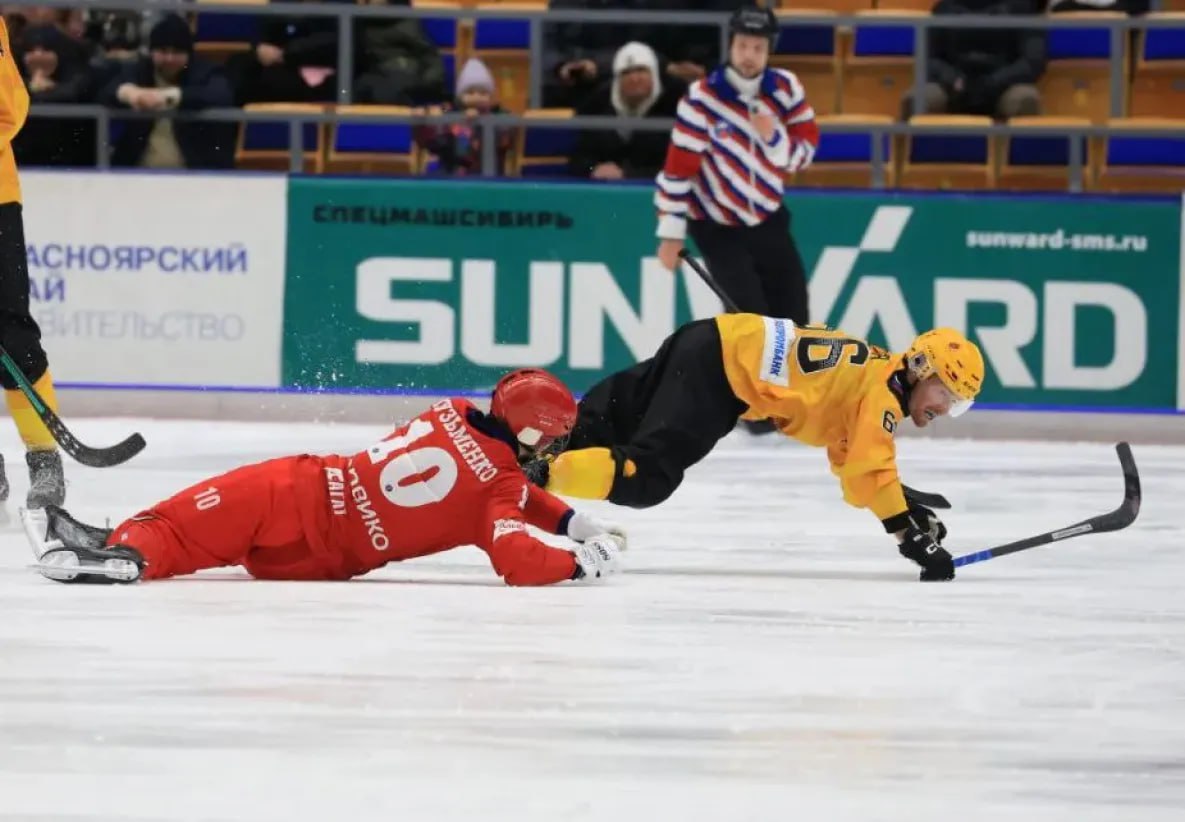 СКА Нефтяник выиграл у Енисея и продлил победную серию до 12 матчей В воскресенье 11 января красноярский Енисей на родном льду в Красноярске принимал хабаровский СКА Нефтяник Кабаны закончили поединок со счётом 2 4 В других матчах тура зафиксированы следующие результаты Саяны Кузбасс 2 7 Старт Водник 5 5 Родина Динамо 2 13 СКА Уральский трубник Сибсельмаш 7 4 todaykhv