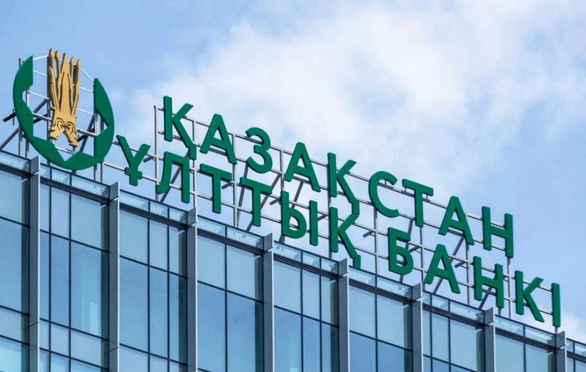 Нацбанк сохранил базовую ставку на уровне 16,5% Национальный банк Казахстана принял решение сохранить базовую ставку на уровне 16,5%. Для сдерживания инфляции регулятор продолжит придерживаться умеренно жёсткой денежно-кредитной политики. Решение приняли в Комитете по денежно-кредитной политике с учётом анализа фактических данных, обновлённых прогнозов и оценки баланса рисков инфляции. «Комитет по денежно-кредитной политике Национального банка Республики Казахстан принял решение установить базовую ставку на уровне 16,5 % процента годовых с коридором +/- 1 п.п», — сообщили в Нацбанке. Фото: пресс-служба Нацбанка /CentralMediaNews