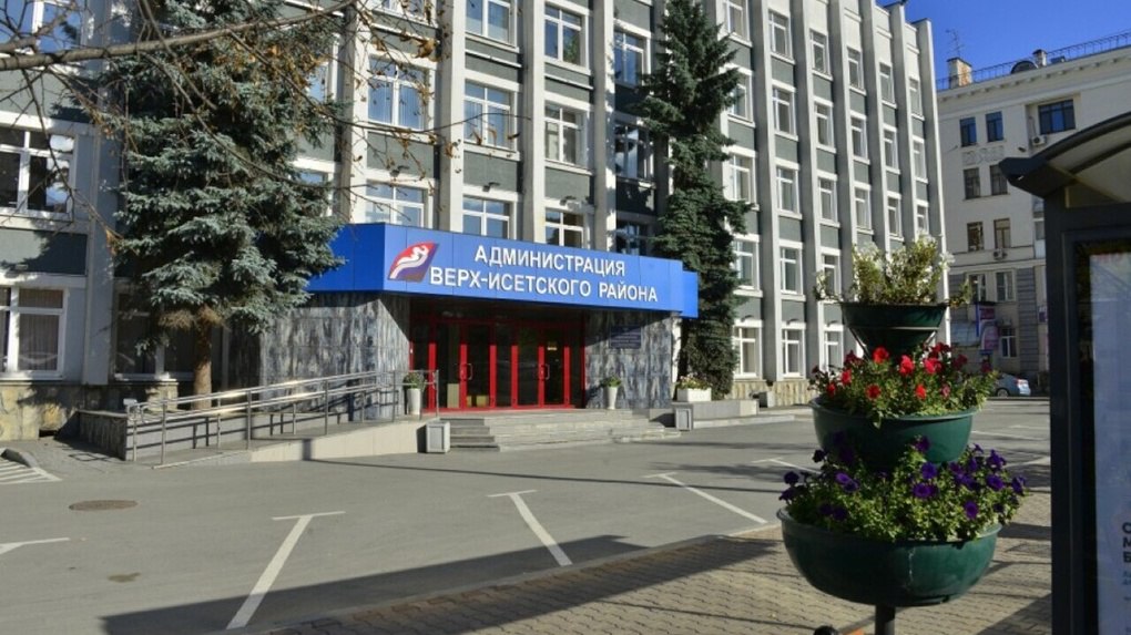 Администрацию Верх-Исетского района возглавит бизнесмен Владимир Лобанов. Он же станет своим заместителем Завтра его официально представит мэр Алексей Орлов в качестве исполняющего обязанности, рассказал .RU компетентный источник. Также Лобанов сменит нынешнего зама по благоустройству. Что о нем известно? С 2002 по 2024 год Лобанов руководил комбинатом Росрезерва «Новатор». В 2018-м — был в числе соучредителей ресурсоснабжающей компании «Илан». Параллельно он владел компанией «АВТ Плюс» по забору и очистке воды. Нынешний глава района Андрей Морозов и его профильный заместитель, по данным нашего собеседника, уйдут в отставку «по собственному желанию». К работе чиновников возникли вопросы. В частности, они касаются качества уборки улиц. Фото: пресс-служба администрации Верх-Исетского района Новости из Екатеринбурга