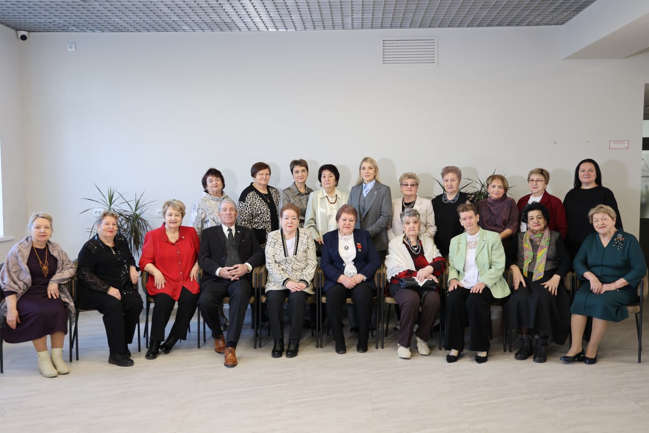 Традиционная встреча министра образования и науки региона Марии Шалак с ветеранами педагогического труда состоялась накануне Нового года в Астраханском политехническом колледже Перед праздничным завтраком для гостей была организована экскурсия по новым современным обучающим зонам колледжа За чашкой чая прозвучали слова благодарности ветеранам за преданность профессии и активное участие в формировании нравственной позиции современных школьников сохранение и передачу духовных ценностей Участников встречи приветствовал первый заместитель председателя думы Астраханской области Виталий Гутман который тоже является ветераном педагогического труда Министр образования и науки региона Мария Шалак подчеркнула неоценимую роль опытных педагогов в воспитании подрастающего поколения выразила глубокую благодарность и отметила ценность учительского призвания Перед системой образования всегда ставилось много задач Во все времена эти задачи выполнялись и сегодняшние также будут выполнены Радует что несмотря на завершение трудовой карьеры многие из вас продолжают работать Нам нужно передать уважение к прошлому научить детей понимать настоящее И тогда они смогут сформировать будущее в котором нам с вами еще долго предстоит жить и радоваться изменениям которые происходят в стране и в системе образования отметила Мария Шалак В ответ педагоги выразили готовность и дальше делиться опытом поблагодарили за заботу и внимание Здание политехнического колледжа модернизировано в рамках федерального проекта Профессионалитет нацпроекта Молодежь и дети Министерство просвещения Российской Федерации НовостиМинобр 30 нацпроектмолодёжьидети