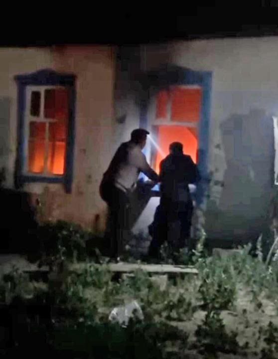 Военнослужащий спас женщину из горящего дома в Семее Вечером 10 июня в городе Семей военнослужащий по контракту, рядовой Кызыр Мухаметжанов, спас женщину из горящего жилого дома. Инцидент произошёл, когда солдат направлялся в магазин. Он заметил, что в одном из домов начался пожар, и услышал крики о помощи изнутри. Не раздумывая, Мухаметжанов проник в здание через окно. Несмотря на сильное задымление, он сориентировался по голосу, нашёл пострадавшую и вынес её на улицу. Женщина была передана бригаде скорой помощи и доставлена в медицинское учреждение. Министерство обороны Республики Казахстан высоко оценило действия военнослужащего, подчеркнув, что его поступок — пример истинного мужества, исполнения как воинского, так и гражданского долга. Фото: Минобороны РК /CentralMediaNews