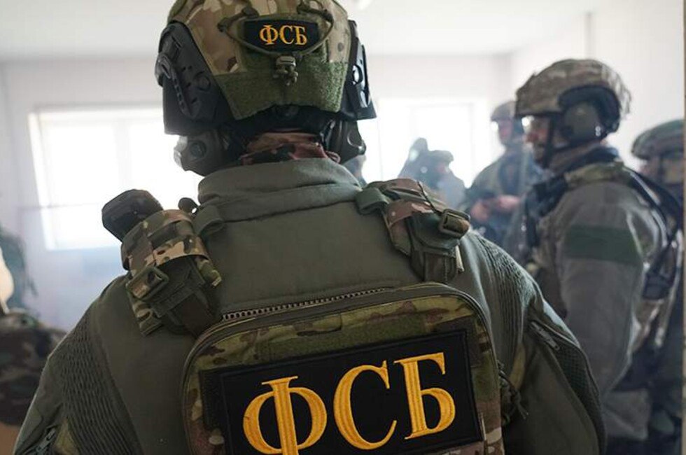 Подозревается в измене жительницу Донецка задержали за сотрудничество с СБУ Она передавала СБУ сведения об автомобилях припаркованных вблизи административных зданий города Также по заданию кураторов дончанка перемещала между тайниками компоненты для изготовления взрывных устройств Читать полностью Подпишись на нас в MAX