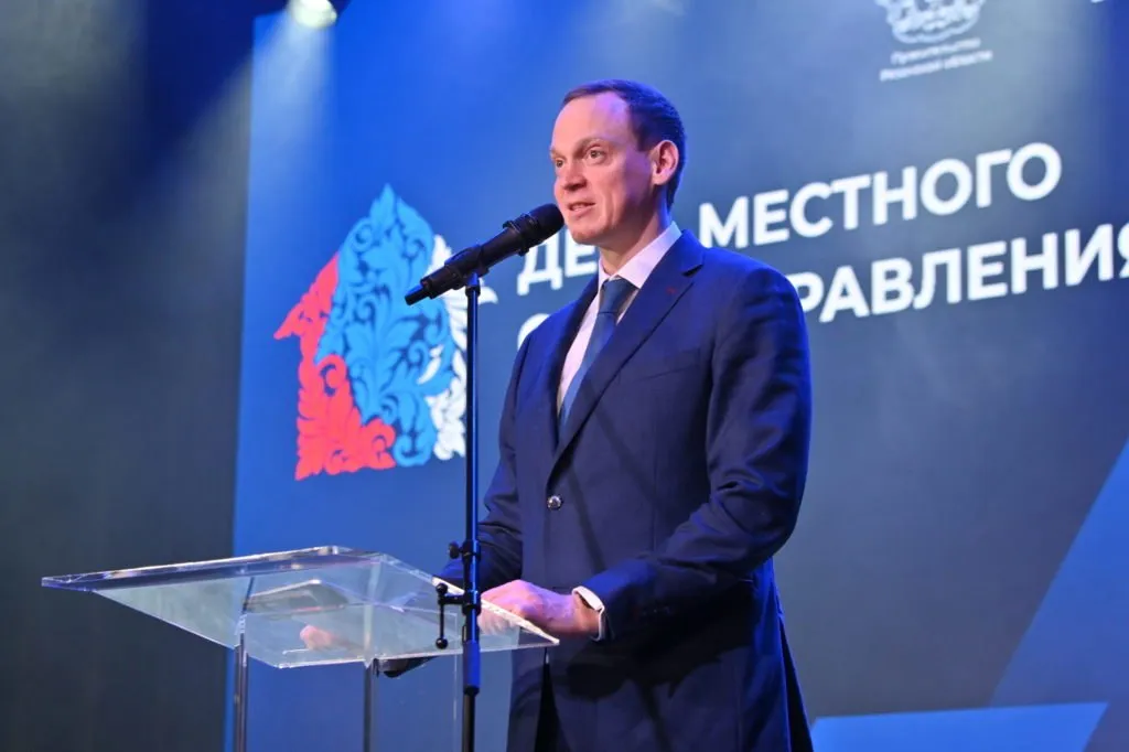 В Рязанской области отмечают День местного самоуправления Торжество приуроченное к предстоящему профессиональному празднику состоялось в музыкальном театре В праздничном собрании приняли участие первый заместитель председателя правительства области Денис Боков председатель Рязанской областной Думы Аркадий Фомин председатель Рязанской городской Думы Татьяна Панфилова глава администрации г Рязани Борис Ясинский председатель Ассоциации Совет муниципальных образований Рязанской области Евгений Сидоров главы муниципальных округов региона Заслуженный юрист РФ куратор соцпроекта Сберправо Лиана Пепеляева члены Совета муниципальных образований области руководители областных министерств и ведомств С профессиональным праздником представителей органов местного самоуправления поздравил губернатор Павел Малков Он выделил главные принципы работы в местном самоуправлении слышать слушать людей и работать по совести любить родную землю Губернатор отметил что города и поселки становятся более