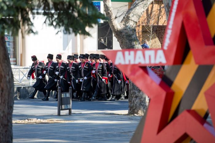 В Анапе обсудили проектирование и строительство объектов казачества Совещание провел мэр города-курорта Василий Швец, в работе приняли участие атаман Анапского районного казачьего общества Валерий Плотников, руководители казачьих обществ и учреждений. По словам Плотникова, готовится к проектированию казачий военно-спортивный центр «Застава» в хут. Чекон. В комплексе предусмотрены учебно-административный, спальный и спортивный корпуса, столовая, тир, часовня, зоны для палаточного лагеря и отработки штурмовых навыков. Также планируется реконструировать футбольное поле и смонтировать спортивные сооружения. Разрабатывается проектная документация для строительства нового штаба Анапского районного казачьего общества по ул. Крепостной. Выполнен проект благоустройства сквера Казачьей Славы на пересечении Симферопольского шоссе и ул. Северной, сообщает пресс-служба мэрии Анапы.  #АнапаСегодня  #НовостиАнапыСегодня #НовостиАнапы #АнапаНовости #СегодняВАнапе #АнапаМедиа #СвежиеНовостиАнапы #АктуальныеНовостиАнапы