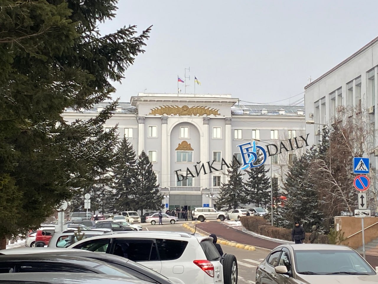 В центре Улан-Удэ сейчас перекрыт подход к зданию УФСБ по Бурятии.  В правительстве Бурятии сообщили, что в здании произошло возгорание, предварительная причина – замыкание электропроводки.   «Угрозы населению нет», - подчеркнули в правительстве.   По данным «Тивикома», чуть ранее из здания ФСБ вывели мужчину, получившего ожоги