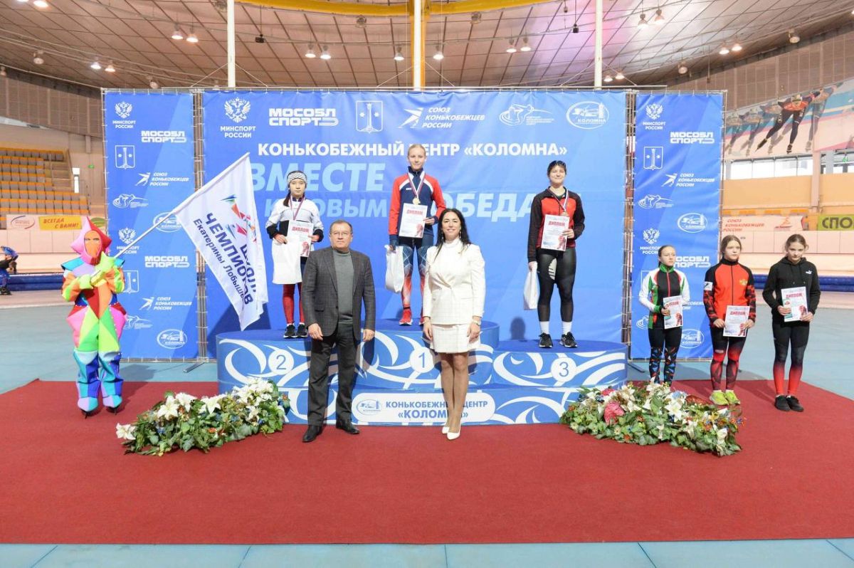 Спортсменки из Тульской области завоевали медали на всероссийских соревнованиях в Коломне newstula ru fn 1783580 html Тульские конькобежцы успешно выступили на Всероссийских соревнованиях На призы Школы чемпионов Екатерины Лобышевой в Коломне На дистанции 100 метров среди девушек 12 13 лет бронзовую медаль завоевала Нина Потапова а шестое место заняла Анастасия Рудаева Эти результаты подтверждают высокий уровень подготовки спортивного резерва в Тульской области Прислать новость Подписаться Мы в MAX