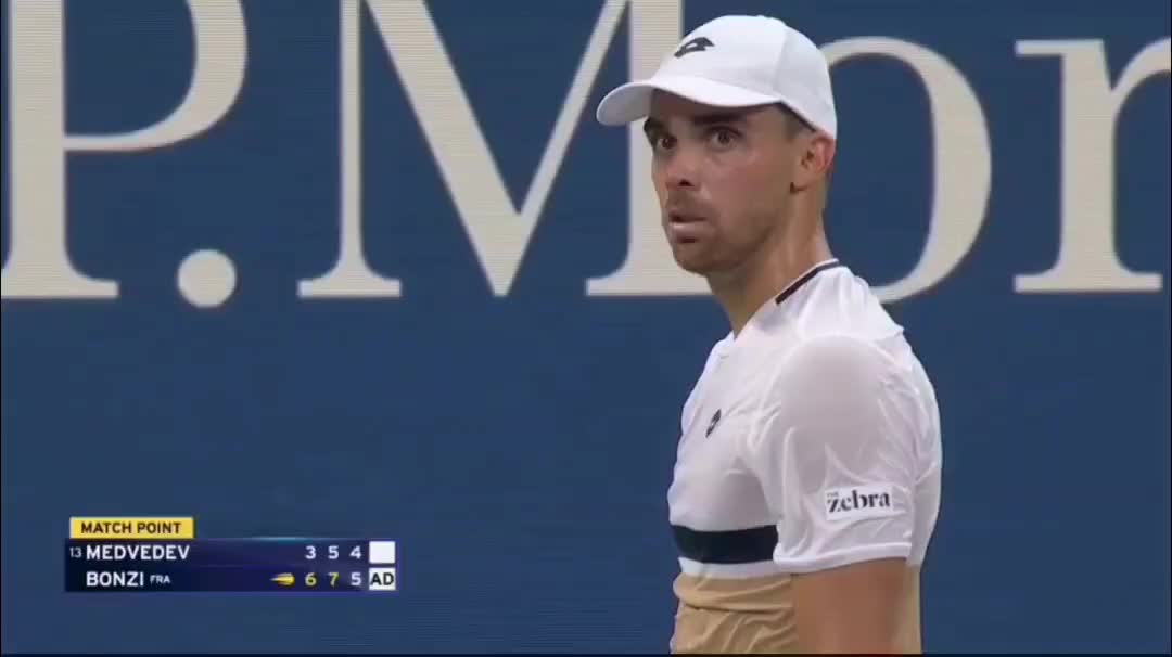 Даниил Медведев уступает Бенжамену Бонзи в первом круге US Open