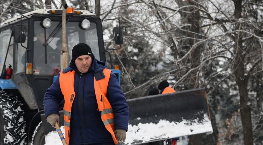 Луганский автодор этой зимой задействует более 140 единиц техники для борьбы со снегом и гололедицей на дорогах общего пользования. Об этом ЛИЦ сообщил директор предприятия Олег Коваль.   В том числе, 14 автогрейдеров, 20 погрузчиков, четыре бульдозера, 40 тракторов с отвалом, 53 комбинированные дорожные машины и десять единиц прочей техники.