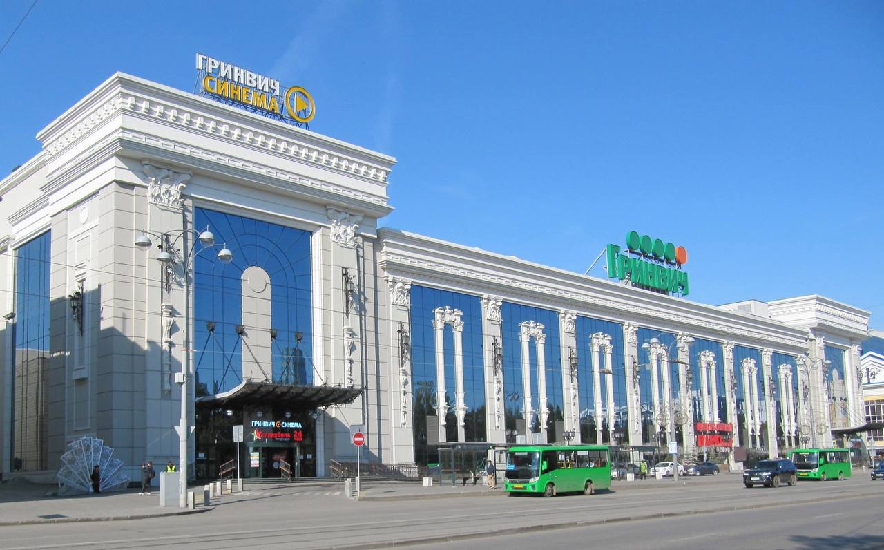Прокуратура снова требует закрытия ТЦ Гринвич из за нарушений безопасности Сегодня в Ленинском суде проходит заседание Причина требования силовиков 127 неустранённых нарушений пожарной безопасности и семь антитеррористической пишет Е1 Среди проблем отсутствие датчиков на третьем этаже и ранее установленный мангал в одном из ресторанов При этом суд частично разрешил работу открыты два детских парка Решение о судьбе Гринвича ожидается в ближайшее время Подписаться Прислать новость