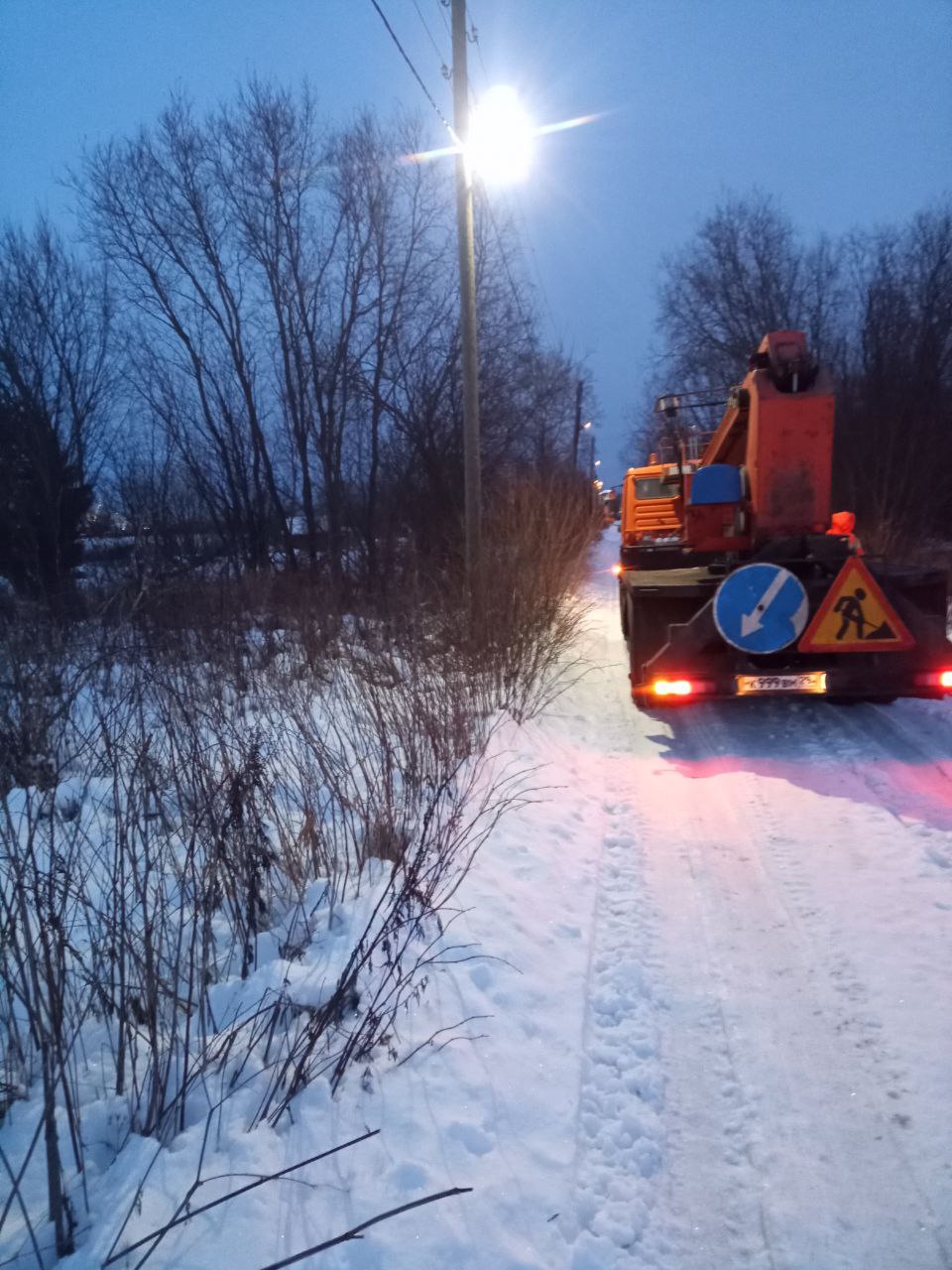 К реализации плана 2026 года по замене натриевых ламп на светодиодные приступили уже в декабре В работе по модернизации линий освещения используем принцип от окраин к центру Сейчас специалисты предприятия Горсвет работают в поселке Динамо и поселке Зеленец В первом полугодии современные светильники установят на дворовых территориях в Цигломени на Экономии в поселках 14 21 и 26 лесозаводов Всего в работе 614 фонарей Комплексная замена светильников дает двойной эффект существенно улучшается освещенность и снижаются затраты на электроэнергию Горсвет реализует программу уже четыре года и в следующем году продолжит эту важную работу Яркие и современные светильники во дворах это базовое условие комфорта и удобства для горожан