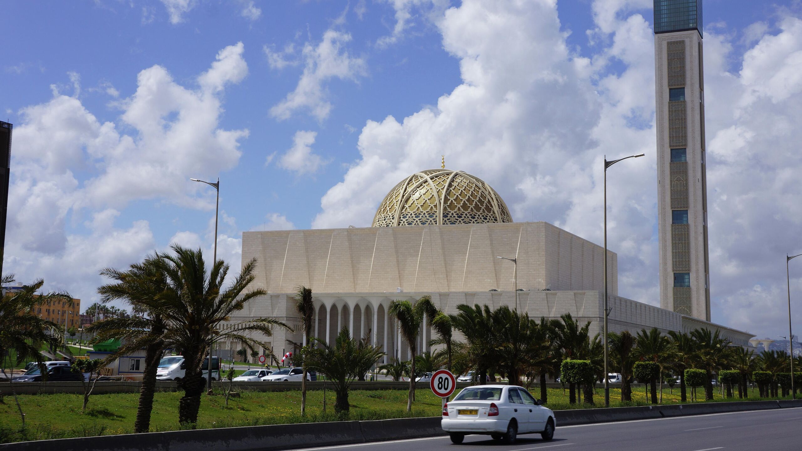 Национальная народная ассамблея Алжира парламент проводит обсуждение законопроекта о признании колониальной политики которую Франция проводила в стране в XIX XX веках преступной голосование запланировано на 24 декабря Преступлением планируется объявить колонизацию Францией Алжира с начала агрессии 14 июня 1830 года и до 5 июля 1962 года прямые и косвенные последствия влияние которых сохранялось и после этой даты следует из текста законопроекта Ожидается что законопроект примут 24 декабря причем это станет первым случаем с момента создания плюралистического парламента в 1997 году когда проект полностью разработан законодателями как правило правительство выносит законопроекты на обсуждение тогда как Народная национальная ассамблея вносит небольшие поправки По мнению наблюдателей подобный шаг придает закону больший представительский авторитет в условиях политических трений между Алжиром и Францией