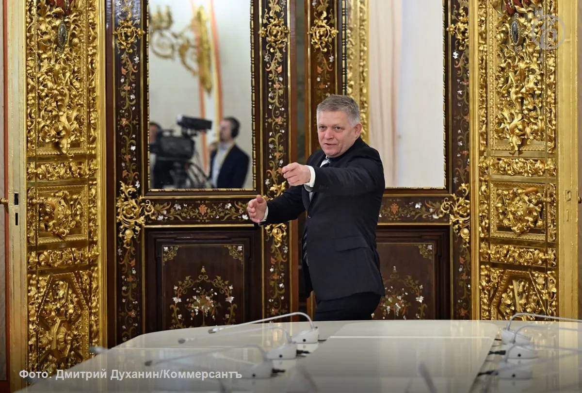 Словакия не будет мерзнуть Словацкий премьер министр Роберт Фицо побывал в Москве на праздновании Дня Победы уже в третий раз В 2025 году оппозиция использовала визит в российскую столицу для обвинений в том что Братислава при Фицо становится вассалом Москвы Тогда рейтинг его партии показал минимальный результат за три года с 24 он упал до 18 После нынешнего визита оппозиционные и либеральные СМИ в Словакии также вышли с тезисами о предательстве национальных интересов называя поездку исторической ошибкой В то же время правительственные и деловые круги уже который день обсуждают энергетические гарантии полученные словацкой делегацией в России тогда как сам Фицо сразу после переговоров заявил что готов быть черной овцой для Брюсселя но обеспечивать суверенитет и выживание экономики своей страны   Подписывайтесь на Ъ в Telegram в MAX
