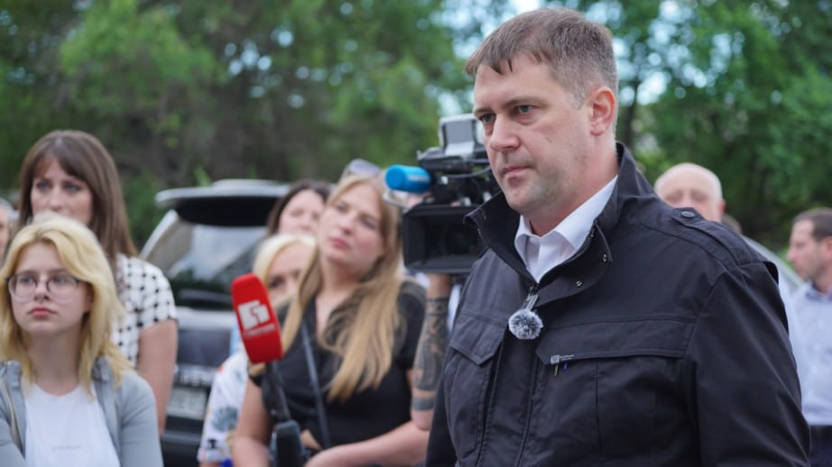 Возобновить стройку в ближайшее время пообещали обманутым дольщикам ЖК «Ленинградский» Достройка жилого комплекса «Ленинградский» в Хабаровске начнется до 1 сентября этого года. Такое решение по проблемному дому озвучил исполняющий обязанности зампреда правительства края по вопросам строительства Алексей Колеватых на встрече с дольщиками. Деньги на это планируется выделить из краевого бюджета. «Были проведены изыскания, уточнено его техническое состояние, разработана проектная документация, которая предполагает его полное завершение. Стоимость сейчас составляет в текущих ценах 2 млрд 295 млн рублей. Планируется, что срок строительства не будет превышать 26 месяцев», – сообщил Алексей Колеватых. Дольщиков волнует и вторая проблема, по которой было приостановлено строительство дома. Изначально планировалось, что к уже возведенному объекту будет добавлено еще 2 подъезда, гостиница и парковочные места. Однако дольщики, чтобы ускорить достройку, проголосовали против. Новую проектную документацию конкурсный управляющий подписывать отказывается. Дело будут рассматривать в суде 11 июля. Напомним, что многоэтажку в центре города начали возводить еще в 2016 году и должны были сдать спустя три года. Однако по причине банкротства фирмы застройщика стройку пришлось остановить. Будь в курсе событий.