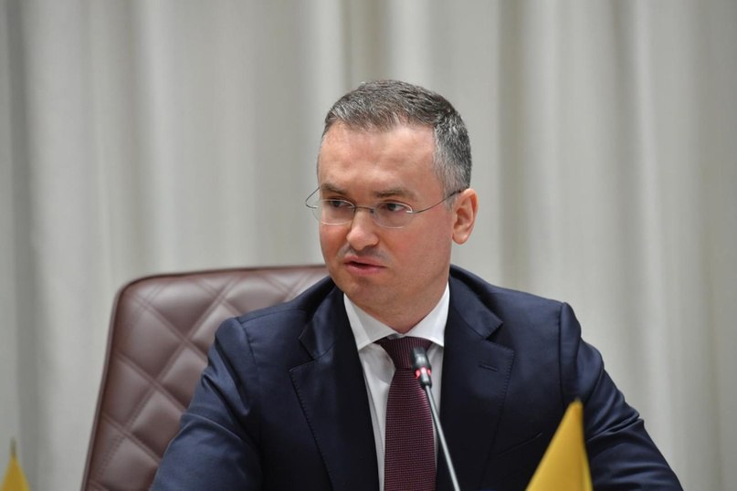 Минфин России VK Иван Чебесков: объем рынка исламского финансирования в России может достичь 1 трлн рублей В реестре Банка России на текущий момент числятся 32 организации, участвующие в исламском финансировании. Об этом рассказал замминистра финансов Иван Чебесков, выступая на международном экономическом форуме «Россия — Исламский мир: KazanForum». «В реестре Банка России, который был создан в рамках данного эксперимента, состоят 32 организации, как крупные банки и компании, так и небольшие компании, предоставляющие услуги по исламскому финансированию. На практике, конечно, таких организаций значительно больше, но не все еще вошли в данный реестр», — сказал Иван Чебесков. Он подчеркнул, что Минфин России ведет работу с Банком России, руководством субъектов, компаниями, чтобы привлечь бизнес в данный реестр и выровнять для всех условия работы. «Мы видим увеличение объемов рынка партнерского финансирования. И что интересно, профиль клиентов не ограничивается сугубо религиозной принадлежностью. Для нас это было некое открытие, что многие воспринимают партнерское финансирование как знак качества, некую маркировку качества этических стандартов», — рассказал он. Он напомнил, что в настоящее время обсуждается продление эксперимента по внедрению в России исламского финансирования до 2028 года. Двухлетний эксперимент по внедрению исламского финансирования стартовал в Дагестане, Чечне, Башкирии и Татарстане в 2023 году. В настоящее время в реестре Банка России, созданном в рамках данного эксперимента, 32 организации, включая как крупные банки и компании, так и небольшие компании, представляющие услуги по исламскому финансированию, отметил Чебесков.