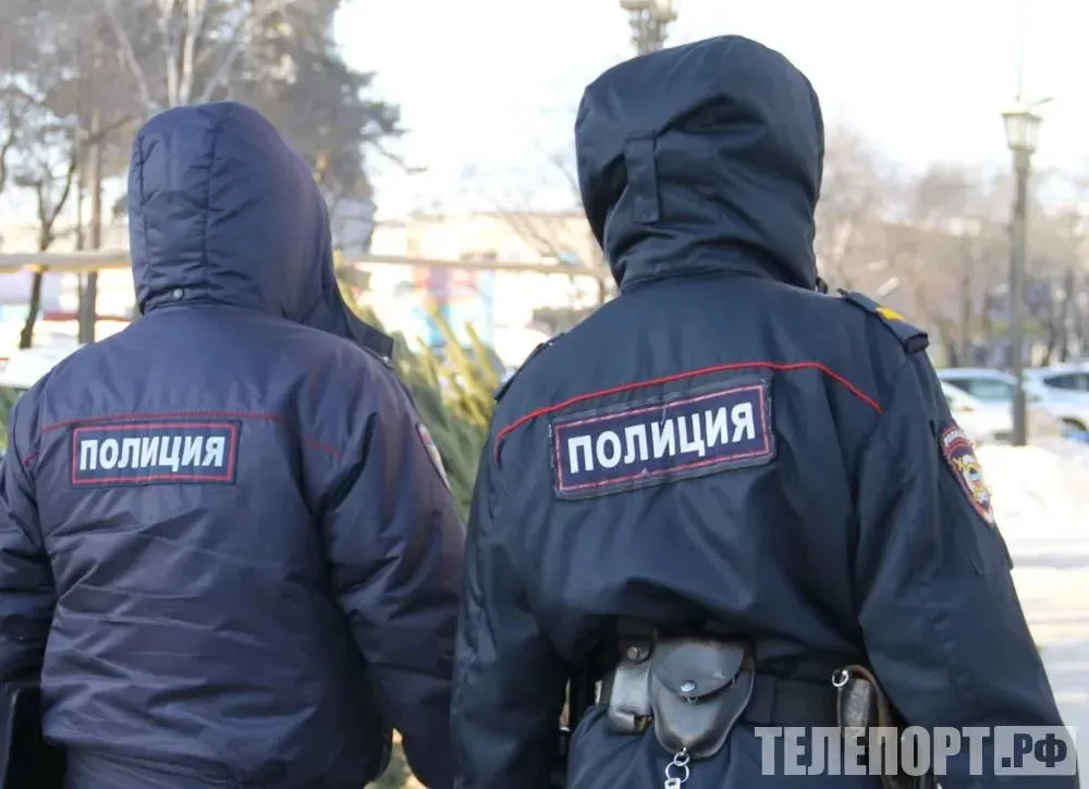 Подросток осужден за попытку продать наркотики и хранение патронов Молодой житель Приамурья приговорен к двум годам в воспитательной колонии Ромненский районный суд рассмотрел уголовное дело 16 летнего местного жителя Подросток попытался сбыть наркотики Кроме того он незаконно хранил взрывчатые вещества и боеприпасы Подросток решил заработать на сбыте дикорастущей конопли в сентябре прошлого года Он признался что сделал это для покупки трактора для отца Он отправился в окрестности села Придорожное Секатором амурчанин срезал дикорастущую коноплю заготовив более 130 килограмм растительной массы На мотоцикле он в течение нескольких ночей перевозил урожай в сарай у своего дома Продать заготовки подросток не успел В конце сентября прошлого года сотрудники полиции обнаружили и изъяли все запрещенные вещества из надворной постройки во время оперативно розыскных мероприятий По заключению экспертов общая масса изъятой конопли 130 9 килограмм а высушенной марихуаны 2 7 килограмм Подросток признался что сам наркотики не употреблял Полицейские провели обыск на чердаке кухни где нашли у подростка и другие запрещенные вещи 29 патронов разных калибров и металлическую банку с 31 граммами бездымного пороха взрывчатого вещества Подсудимый рассказал что нашел боеприпасы в начале марта прошлого года и оставил себе Он планировал использовать арсенал после получения разрешения на оружие Был учтен возраст осужденного помощь в расследовании явка с повинной и раскаяние Суд вынес приговор по части 3 статьи 30 части 5 статьи 228 1 части 1 статьи 222 1 и части 1 статьи 222 Уголовного кодекса РФ Молодого человека приговорили к двум годам в воспитательной колонии Он взят под стражу в зале суда Все наркотики порох и патроны должны уничтожить сообщили в пресс службе судов Амурской области ТЕЛЕПОРТ РФ здесь все об Амурской области  Мы в МАХ  Написать нам