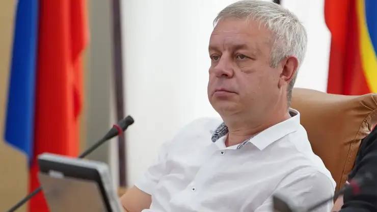 Третий и.о. мэр за два месяца В Красноярске продолжаются кадровые перестановки в мэрии. С сегодняшнего дня, 11 августа, новым и.о. главы города стал Роман Одинцов. Он сменил на этом посту Александра Мацака, который заменял Алексея Шувалова, назначенного после ареста действующего мэра Владислава Логинова. Таким образом, Роман Одинцов стал уже третьим человеком, временно возглавившим город за последнее время. Кадровые перестановки связаны с отпуском Алексея Шувалова, который временно исполняет обязанности мэра в период следствия по делу Логинова. Фото: Горсовет предложить новость