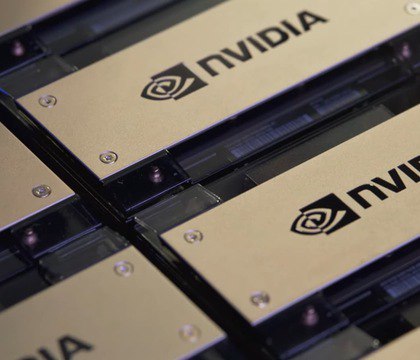 В Китае считают, что чипы NVIDIA H20 могут нести риски для государственной безопасности NVIDIA была рада возобновить продажи своих ускорителей H20 в Китай, однако столкнулась с новой проблемой. Китайские регулирующие органы опасаются, что ИИ-чипы NVIDIA H20 представляют угрозу для безопасности страны, так как могут шпионить за развитием китайских технологий. Читать далее
