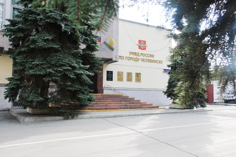 Челябинские полицейские задержали местного жителя со 150 свертками с синтетическим наркотиком Сотрудники полка патрульно-постовой службы полиции Управления МВД России по г. Челябинску при патрулировании территории в Калининском районе задержали мужчину, который незадолго до этого разложил в лесном массиве пять «мастер-кладов» с расфасованными сверками с наркотиками. В ходе осмотра его автомобиля полицейские обнаружили и изъяли еще четыре «мастер-клада», содержавших 150 свертков с наркотиками. Мужчину доставили в районный Отдел полиции для дальнейшего разбирательства. Изъятые свертки были направлены на исследование, показавшее, что в них содержится наркотические средства – PVP и мефедрон, которые задержанный намеревался сбыть в Челябинске бесконтактным способом. Общая масса изъятых наркотических средств составила более 500 граммов PVP и более 50 граммов мефедрона. В отношении ранее судимого за аналогичное преступление 42-летнего местного жителя возбуждено уголовное дело по признакам преступления, предусмотренного частью 3 статьи 30, части 4 статьи 228.1 УК РФ. Задержанный в порядке статьи 91 УПК РФ водворен в изолятор временного содержания. Мера пресечения избирается. #мвд74 #полиция74 #полицияюжногоурала #челябинскаяобласть #Челябинскаяобласть