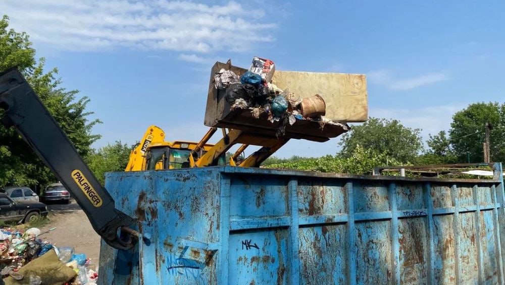 Глава ДНР взял на контроль проблему несанкционированных свалок На прошлой неделе Денис Пушилин встретился с жителями поселка шахты №20 в Петровском районе Донецка. Основной темой обсуждения стала многолетняя проблема несанкционированной свалки, которую неоднократно убирали, но мусор продолжают свозить на это место. «Ситуацию будем решать системно по всей Республике», — сообщил Глава ДНР в своем телеграм-канале. Денис Пушилин поручил главам муниципалитетов совместно с предприятием «Донснабкомплект» разработать и представить до 9 июня схему размещения контейнерных площадок в местах несанкционированного скопления ТКО. Фото: Управдом ДНР