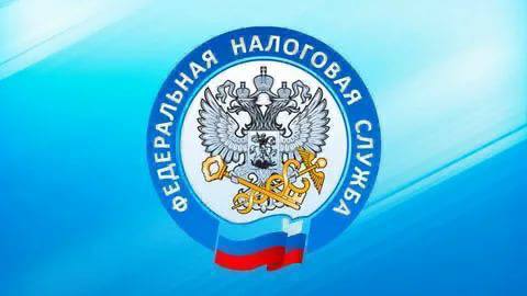 Налоговая видит переводы с карты на карту Граждане не должны забывать о декларировании своих дополнительных доходов. В зоне пристального внимания крымских налоговых органов оказались физические лица, сдающие жилье внаем, использующие нежилое имущество, продавшие коммерческую недвижимость и транспорт, самозанятые, превысившие доход в 2,4 млн рублей. По ним налоговыми органами было направлено более пяти тысяч запросов в банки о получении денежных средств на банковские карты по СБП. Сумма потенциального дохода – более 2 млрд рублей. – Речь не идет о том, чтобы получить данные о каждом переводе. В то же время, к тем, кого мы также не обойдем свои вниманием, можно отнести граждан, оказывающих различные услуги – бухгалтеры, фотографы и видеографы, стоматологи и фитнес-тренеры, граждане с наличием нескольких единиц коммерческого транспорта грузовики, крупнотоннажники , специалисты индустрии красоты – так называемой бьюти-сферы парикмахеры, мастера маникюра, косметологи и так далее. Обычно там практикуется наличный расчет за предоставленные услуги либо перевод с карты на карту. А значит, доходы уходят в «серую» зону, а нелегальные предприниматели не несут никаких расходов по уплате налогов. В этом случае подрывается понятие «справедливая налоговая нагрузка», как для работодателей, так и для граждан, а бюджет недополучает доход, –сообщил руководитель УФНС России по Республике Крым Роман Наздрачев.