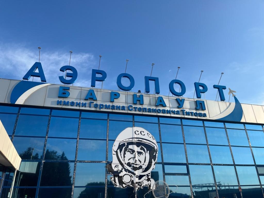 Из Барнаула запустили прямые авиарейсы в Читу 4 мая барнаульский аэропорт запустил новое прямое направление «Барнаул — Чита», информирует пресс-служба воздушной гавани. Загрузка первого рейса составила 87 %. До 1 июня самолет будет вылетать в административный центр Забайкальского края по воскресеньям. С 4 июня вылеты будут осуществляться дважды в неделю — по средам и воскресеньям. Время в пути составит 3 часа 5 минут. Выполнять полеты будет Sukhoi Superjet 100 вместимостью до 100 пассажиров.