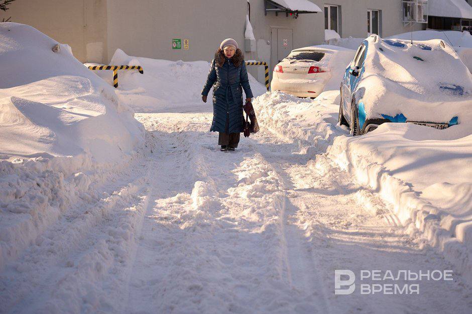 Сегодня в Татарстане ожидается мокрый снег и до 8 градусов Будет облачно Ожидаются небольшие осадки в виде снега и мокрого снега в отдельных районах метель гололед Такой прогноз дали в Гидрометцентре республики Ветер северо западный с переходом на северо восточный 5 10 м с местами порывами до 14 м с Днем температура составит от 0 до 5 градусов местами на западе до 8 градусов На дорогах снежная каша гололедица местами сильная