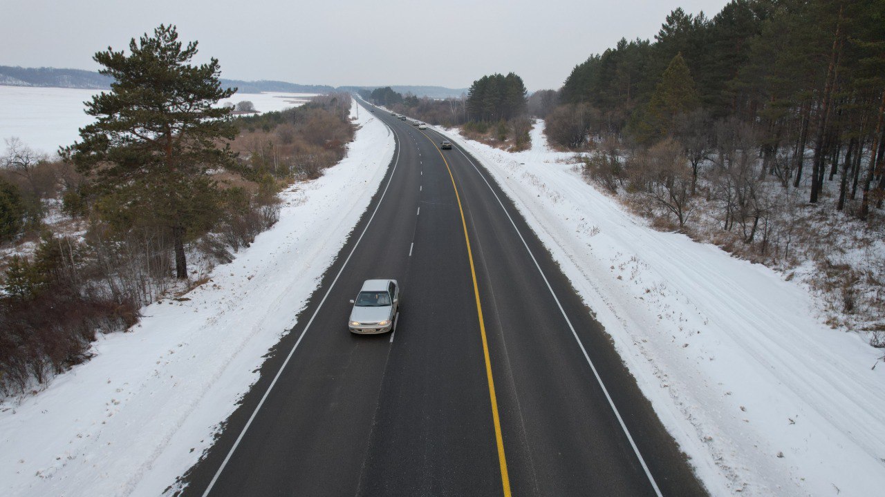 18 миллиардов рублей предусмотрели на дорожную кампанию Амурской области в 2026 году Из этой суммы 7 миллиардов составляют средства федерального бюджета При планировании работ основной акцент сделан на ремонт дорог опорной сети улично дорожной сети опорных населенных пунктов а также на строительство путепровода в Белогорске В текущем году продолжится реконструкция и ремонт участков ключевых автомобильных трасс Благовещенск Бибиково Екатеринославка Тамбовка Константиновка и Завитинск Поярково Общая протяженность приведенных в порядок участков превысит 70 километров Треть средств дорожного фонда будет направлена на развитие местных дорог В 2026 году на эти цели выделено порядка 5 миллиардов рублей приоритет опорным населенным пунктам Значительные средства предусмотрены для ремонта дорог в Белогорске Благовещенске Свободном и Тынде рассказал губернатор Василий Орлов