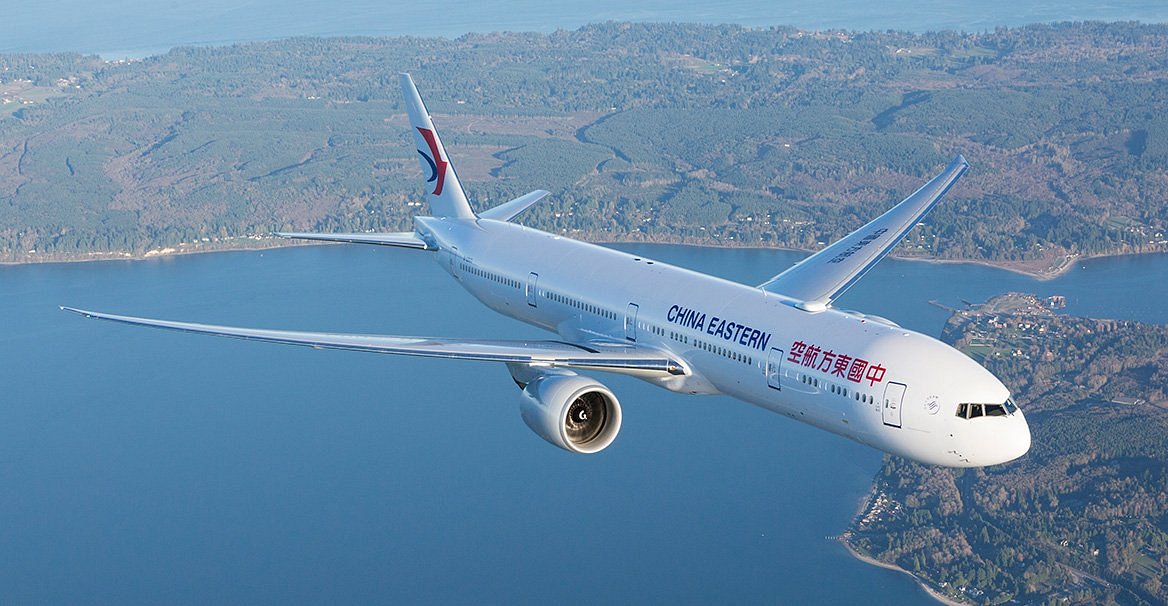 China Eastern откроет рекордный по длине маршрут Шанхай Буэнос Айрес Авиакомпания China Eastern Airlines объявила что с 4 декабря запустит рейс из Шанхая в Буэнос Айрес Его протяженность составит 20 тыс км Перелет с одной пересадкой в Окленде Новая Зеландия займет около 25 часов Это на пять часов меньше по сравнению с действующими маршрутами через США или Европу Время в пути обратно составит 29 часов Рейс станет первым в истории соединяющим Китай с Латинской Америкой через южное полушарие Власти Новой Зеландии освободят китайских путешественников от транзитной визы при пересадке China Eastern задействует широкофюзеляжные Boeing 777 300ER Рейс будет выполняться дважды в неделю предлагая более 65 тыс мест в год Это чуть больше чем годовой пассажиропоток между двумя странами в настоящее время Эксперты отмечают что маршрут не только облегчит деловые и туристические поездки но и имеет политическое значение Китай усиливает позиции в Латинской Америке обходя традиционные узлы транзита в США   Новости Китая ЭКД