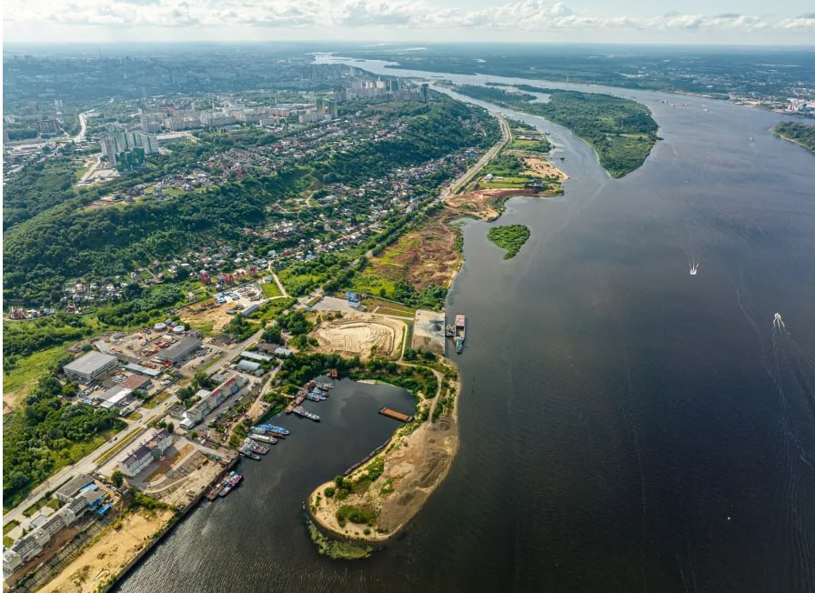 В Нижнем Новгороде подведены итоги торгов по площадке КРТ в границах набережной Гребного канала. По результатам аукциона договор будет заключен с ООО «Левел Ап»  входит в ГК Level Group . Цена права на заключение договора – 368,8 млн рублей. На торги было выставлено два контура суммарной площадью 10,55 га в границах набережной Гребного канала и берега Волги, один – напротив д. 437-440 в Слободе Подновье, второй – в границах улиц Казанский съезд и Лысогорской. Создание социальных объектов  детсада на 200 мест и школы на 550 мест  предусмотрено за счет инвестора к 2030 году. Планируемый срок реализации проекта – 15 лет.