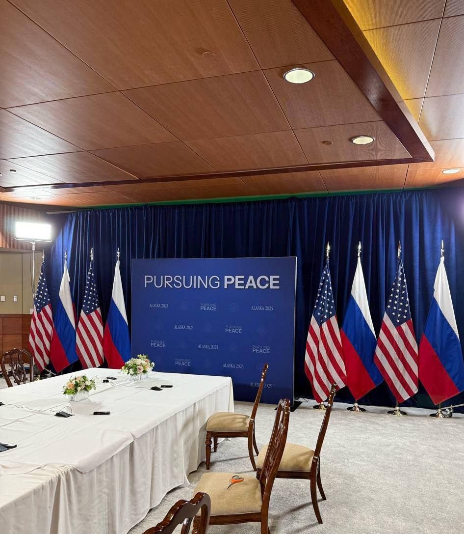 Вот здесь встретятся Путин и Трамп:   Тот самый стол переговоров между Россией и США, о котором говорили столько лет.  ПУЛ N3