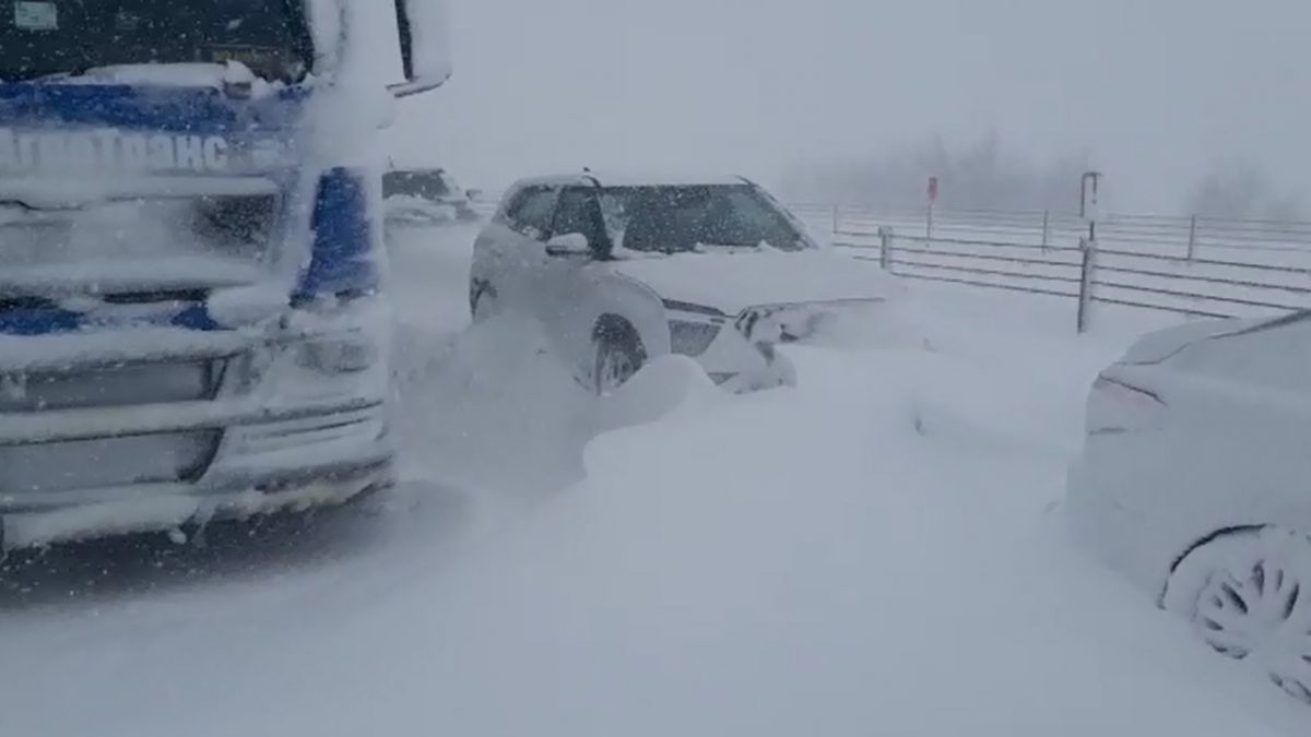 Снежный шторм надвигается на трассу М-4 в Липецкой области: водителей просят воздержаться от поездок     Сильный снегопад обрушится на ряд регионов центральной России. В зоне действия циклона окажется трасса М-4 «Дон» в Липецкой, Воронежской, Тульской и ряде других областей.  ↗  Прислать новость   Подписаться