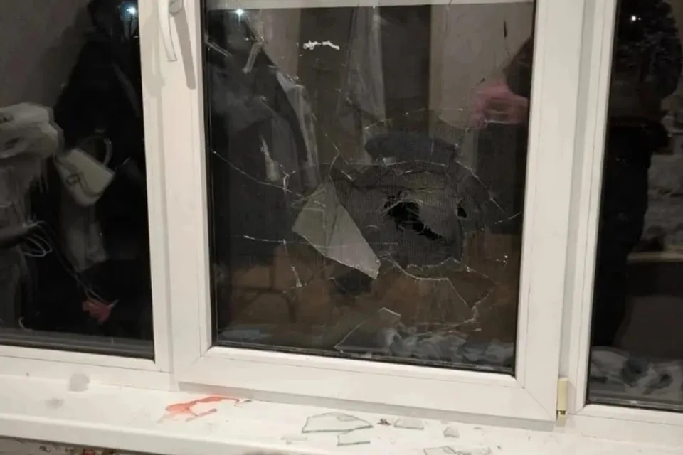 Бойфренд из Африки пытался вломиться в квартиру петербурженки в пасхальную ночь 37 летний уроженец североафриканского государства разбил окно камнем и повредил дверь квартиры бывшей сожительницы на улице Брянцева Женщина вызвала полицию а прибывшие росгвардейцы оперативно задержали агрессора По словам мужчины на поступок его толкнула ревность Ранее он уже привлекался к ответственности за хулиганство и нарушения ПДД Rosgvard SPBLO Читай нас в MAX Читай нас в Telegram