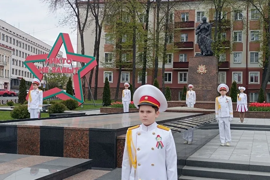 В Гомеле стартовала традиционная Вахта памяти Сегодня в Гомеле школьники торжественно заступили на Вахту памяти у мемориалов областного центра У Вечного огня на Аллее героев и у подножия Кургана Славы собрались учащиеся городских школ Подпишитесь на Гомельские ведомости