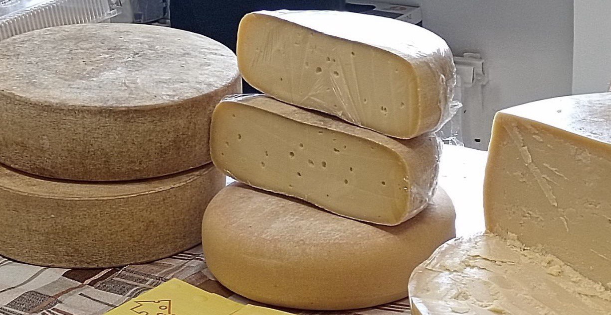 Самарцам назвали продукты с высоким уровнем фальсификата Сотрудники Роскачества провели исследование и составили список товаров которые чаще всего встречаются на полках российских магазинов с нарушениями В него вошли Мед борьба за его чистоту и прослеживаемость от улья до полки продолжается Сыр в пицце в 45 образцов нашли не указанные в составе растительные жиры Оливковое масло почти в половине проверенных бутылок есть примеси дешевых масел БАДы Омега 3 содержание активных веществ может быть ниже заявленного в 4 раза По словам эксперта эти результаты свидетельствуют о проблемах с входным контролем у некоторых производителей технологических сбоях и в отдельных случаях о стремлении сэкономить на сырье в ущерб качеству ГТРК Самара MAX lВК lОК lСАЙТ