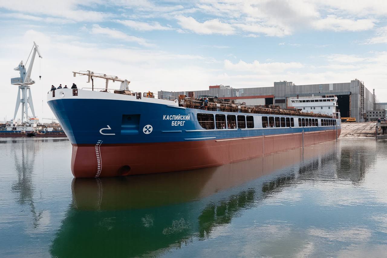 ОСК вывела на ходовые испытания сухогруз Каспийский берег Универсальное сухогрузное судно проекта RSD 49 построенное на производственной площадке Лотос Южного центра судостроения и судоремонта ОСК приступило к ходовым испытаниям Сухогруз Каспийский берег отправился в район Волгоградского водохранилища на две недели В процессе испытаний будут подтверждены технические характеристики судна навигационное и основное судовое оборудование а также работа систем автоматики связи и жизнеобеспечения Сухогрузы проекта RSD 49 предназначены для морской и смешанной река море перевозки генеральных навалочных лесных зерновых и крупногабаритных грузов а также опасных грузов в Каспийском море а также в Средиземном Черном Балтийском Белом и Северном морях включая рейсы вокруг Европы и в Ирландское море зимой Уникальной особенностью судна данного проекта является наличие большого среднего трюма длиной 52 0 м что позволяет перевозить негабаритные грузы В качестве главных двигателей используются два среднеоборотных дизеля мощностью 1200 кВт каждый Сухогруз строится по заказу ПАО Астраханский порт и будет эксплуатироваться на Каспии Основные характеристики проекта длина габаритная 139 95 м ширина расчетная 16 6 м высота борта 6 м дедвейт в реке при осадке 3 60 м 4520 т дедвейт в море при осадке 4 70 м 7510 т количество трюмов 3 объем грузовых трюмов 10921 м³ объем балластных цистерн 3959 м³ экипаж 10 13 человек