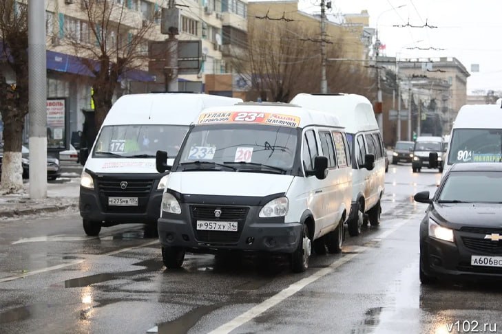 «Работаем, как и прежде»: новый перевозчик пообещал не поднимать стоимость проезда на маршруте №174  В Волгоградской области стали известны подробности о работе маршрута №174 «Волгоград-Краснослободск». Как сообщает ИА «Высота 102», новым перевозчиком, обслуживающим это транспортное направление, стала компания «Меридиан». Уже с завтрашнего дня подвижной состав возобновит работу в прежнем режиме.  - Сегодня утром у нас на маршрут вышли первые автомобили, которые успели вчера вечером получить дорожные карты. Сейчас этот процесс продолжается. Рассчитываем, что к вечеру количество маршруток мы существенно нарастим, а уже с 27 февраля в рейс выйдут все 42 автомобиля, - рассказали журналистам в диспетчерской службе транспортной компании.  Специалист также пояснила, что благодаря компании «Меридиан» и усилиям комитета транспорта Волгоградской области, удалось обойти бюрократическую коллизию, мешающую возобновлению работы маршрута после гибели ИП, владеющего транспортным направлением.   Подробнее