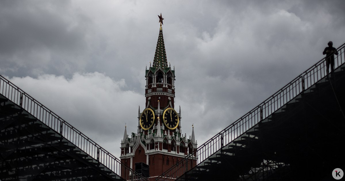 Москва с 2026 года начнёт активно восстанавливать Донецк Москва постоянно помогает в восстановлении городов побратимов Луганска и Донецка Столица ремонтирует тысячи объектов жилые дома детские сады школы больницы а также благоустраивает дороги восстанавливает коммунальные сети Сейчас одна из серьёзных задач это восстановление районов Донецка находившихся под прямым огнём артиллерии Сегодня противник отодвинут и мы со следующего года системно уже зайдём и в эти районы там работы непочатый край говорит мэр Сергей Собянин