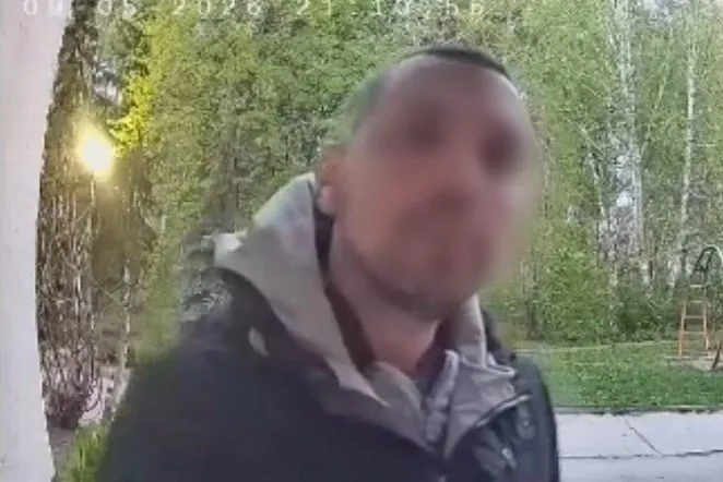 Ворвался под видом курьера бил вымогая деньги мужчина напал в квартире на 12 летнего мальчика из за поврежденного велосипеда В Озерске Челябинской области взрослый мужчина ворвался в чужую квартиру и избил 12 летнего мальчика который находился дома один Сейчас ребенок находится в больнице а против буйного незнакомца возбуждено уголовное дело Сестра мальчика рассказала о случившемся в одной из местных групп в социальной сети Семья хочет предать ситуацию огласке чтобы мужчина ответил за свой поступок перед судом