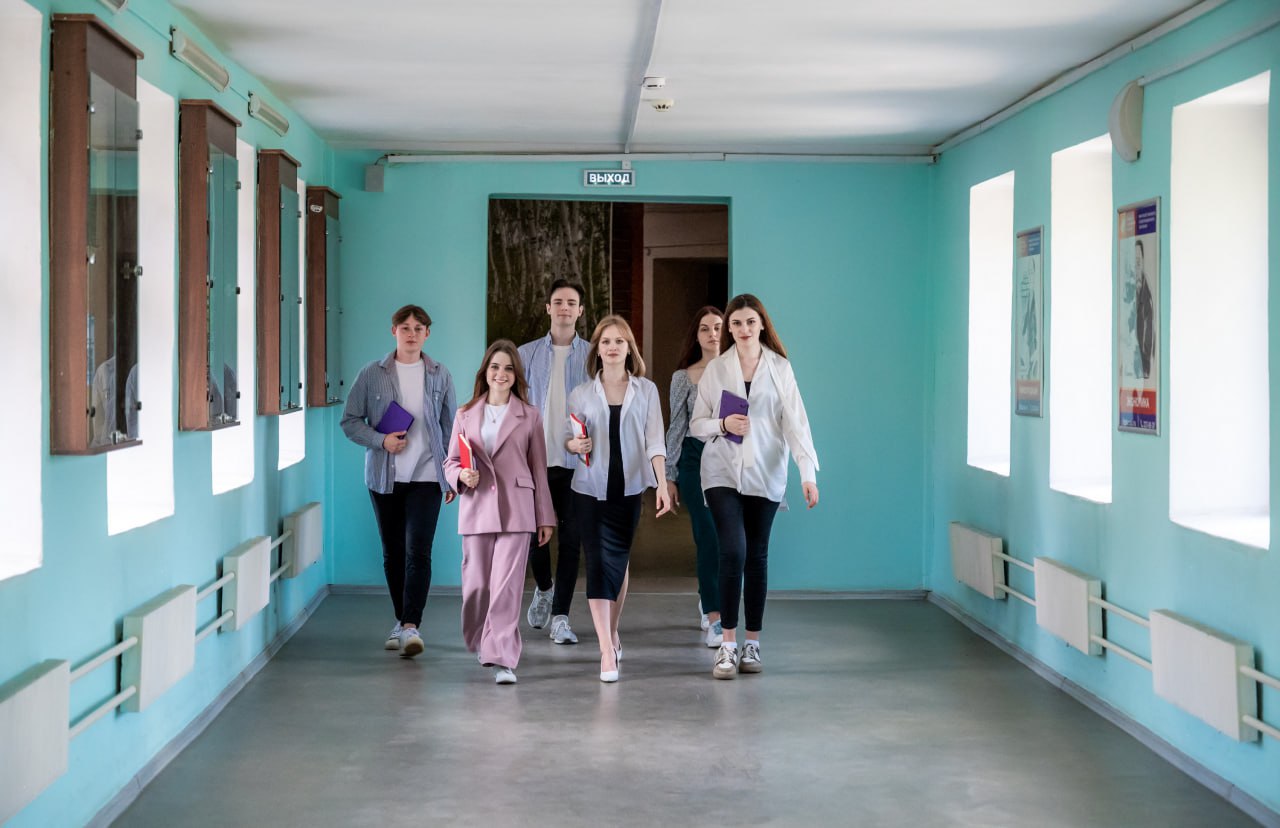 Южноуральские эксперты выделили факторы успешной самореализации студентов В это воскресенье 25 января в России отметят День святой Татьяны которая является святой покровительницей российского студенчества Именно 25 января в нашей стране появился первый университет московский По слухам дата была выбрана не случайно так как Татьяной звали мать одного из инициаторов создания университета графа Ивана Ивановича Шувалова Именно теме реализации студентов и их перспектив в современной России и было посвящено прошедшее накануне заседание Экспертного клуба Челябинской области Наша задача помочь каждому молодому человеку стать гармоничной личностью совмещающей профессиональный успех и осознанную гражданскую ответственность И здесь ключевой принцип индивидуальный подход подчеркнул министр молодёжи Челябинской области Юрий Болдырев eugenejut