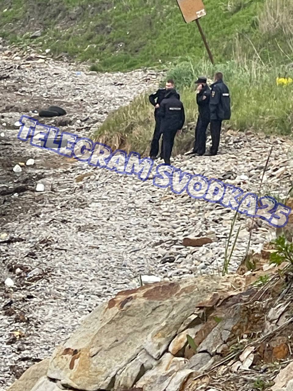 Во Владивостоке на Патрокле на берег выбросило предположительно морскую мину — саперы работают на месте Нам пишут, что сегодня утром на берег бухты Патрокл выбросило объект, очень похожий на морскую мину. Тут же приехали полицейские и саперы. Проверяют на опасность. Вот только вопросы вызывает наличие у нее ручек… UPD. После проверки саперами оказалось, что это буй. Админу