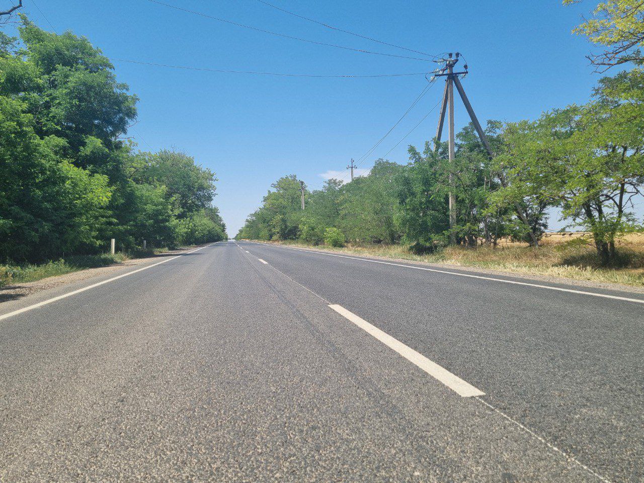 В Крыму отремонтировали участок дороги Войково — Красногвардейское Её сделали более безопасной с новым покрытием, сообщили в Минтрансе РК. «Отремонтированный участок дороги улучшит транспортное сообщение для жителей крупных населенных пунктов Свердловское, Кремневка, Красная поляна, Новоэстония», — говорится в сообщении. Уточняется, что на участке дороги полностью заменили дорожное основание, обустроили выравнивающий слой, уложили асфальтобетонное покрытие и обустроили обочины. Крымский мост Новости Крыма