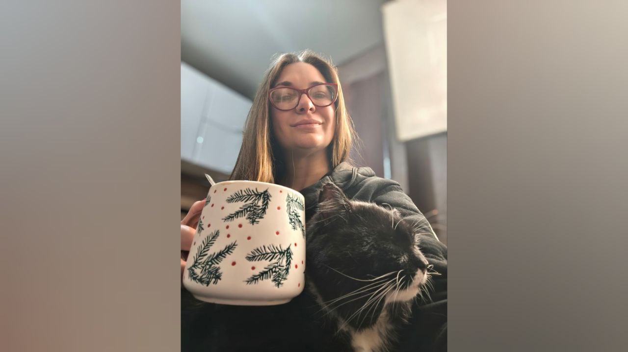 В Анапе погибла блогер Александра Алышева Женщина ехала на своем мопеде по дороге Потеряв контроль над транспортным средством на Анапском шоссе она упала на дорогу и попала под колеса большегруза Выжить Александре не удалось даже шлем не смог защитить от смертельного удара Александра Алышева известная своим каналом Вашу Мышь прославилась благодаря кулинарным рецептам доступным для любого бюджета Три года назад она начала делиться своим опытом демонстрируя как можно приготовить сытный обед всего за 200 рублей Ее мопед на котором она ездила даже в холодное время года часто фигурировал в блоге В утро трагедии Александра как обычно пожелала доброго утра подписчикам рассказала о выпечке блинов к Масленице и намеревалась поделиться новыми рецептами Пост посвященный кулинарным экспериментам стал последним сообщением в ее жизни Подписаться на kpkuban Читать нас в MAX