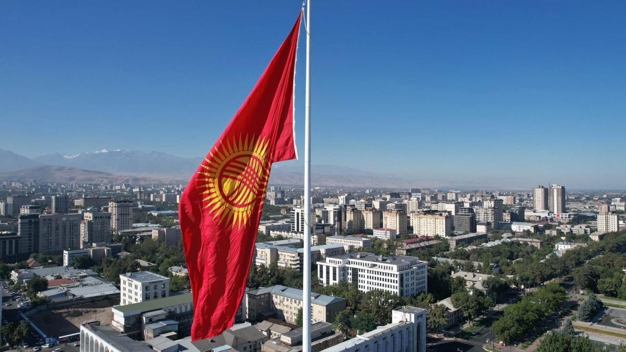 В Кыргызстане запретили хранить порнографию  Президент Кыргызстана Садыр Жапаров подписал закон, который вводит административную ответственность не только за изготовление и распространение порнографических материалов, но и за их хранение.  «Целью закона является защита моральных и нравственных ценностей общества, а также духовно-нравственного здоровья личности», — говорится в сообщении пресс-службы президента   КК
